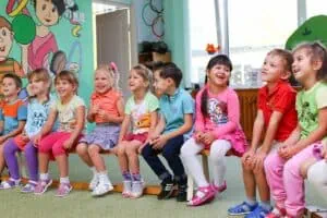 Kinder lachen bei einer Mitmach-Zaubershow